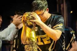 包含Rookie爆冷击败RNG，关键助攻引爆全场！的词条